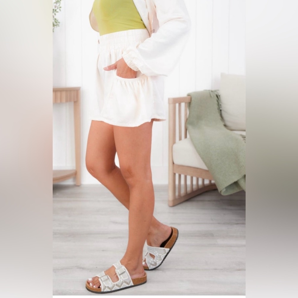 Mystree Cream Ruffled Elastic High Waist Women Shorts With Side Pockets